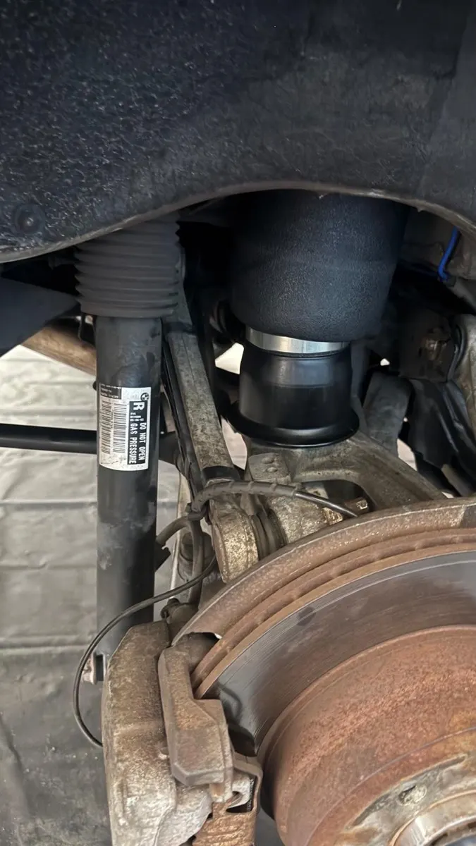 Suspensão a ar e conjunto de freio de uma BMW em reparo