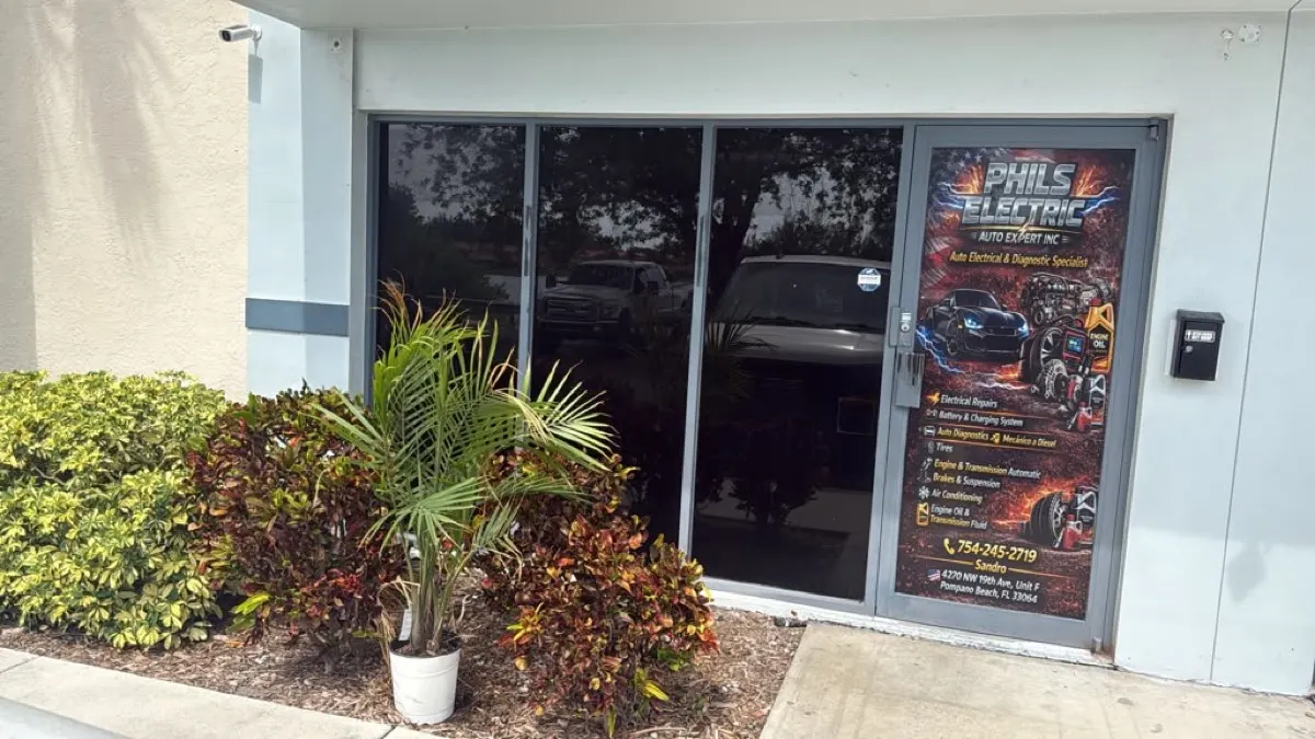 Fachada da Phil's Electric Auto Expert em Pompano Beach