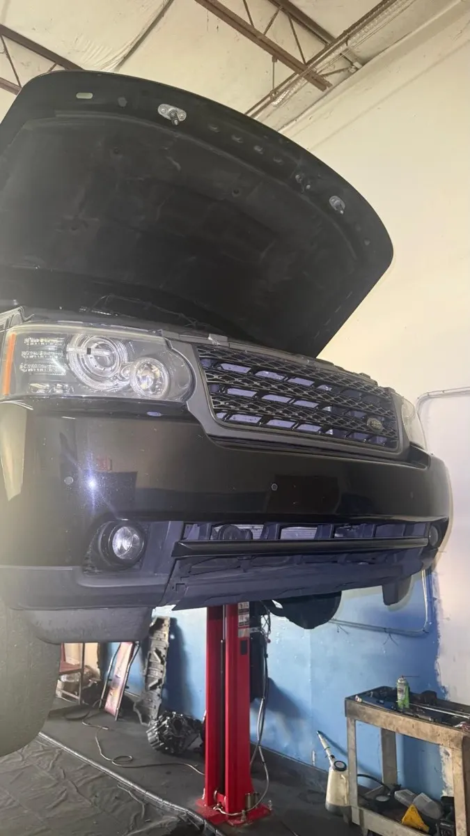 Range Rover com o capô aberto para serviço