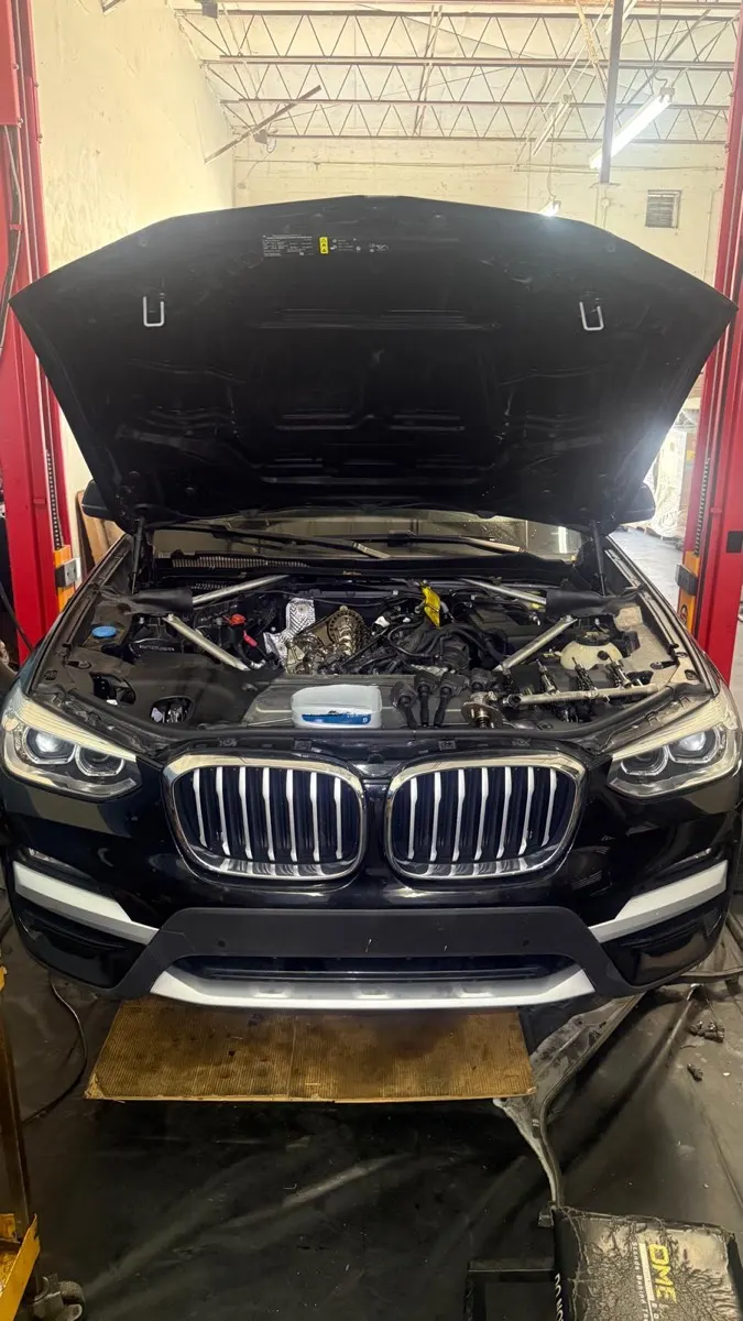 Motor de BMW aberto para serviço na oficina