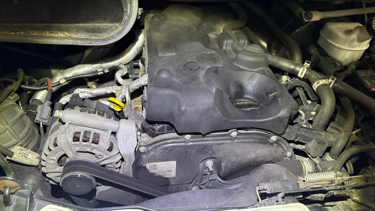 Alternador e sistema de carga durante um reparo elétrico automotivo