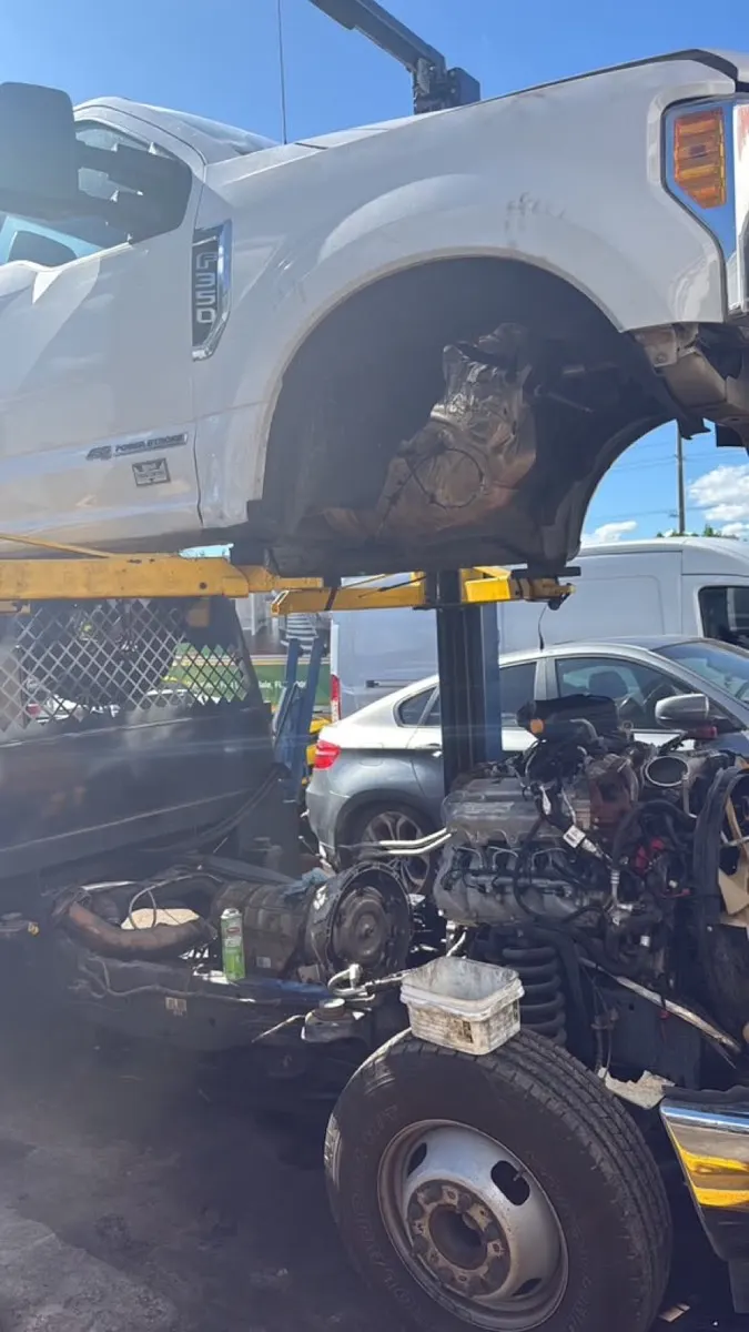 Caminhonete Ford F-350 diesel no elevador para serviço