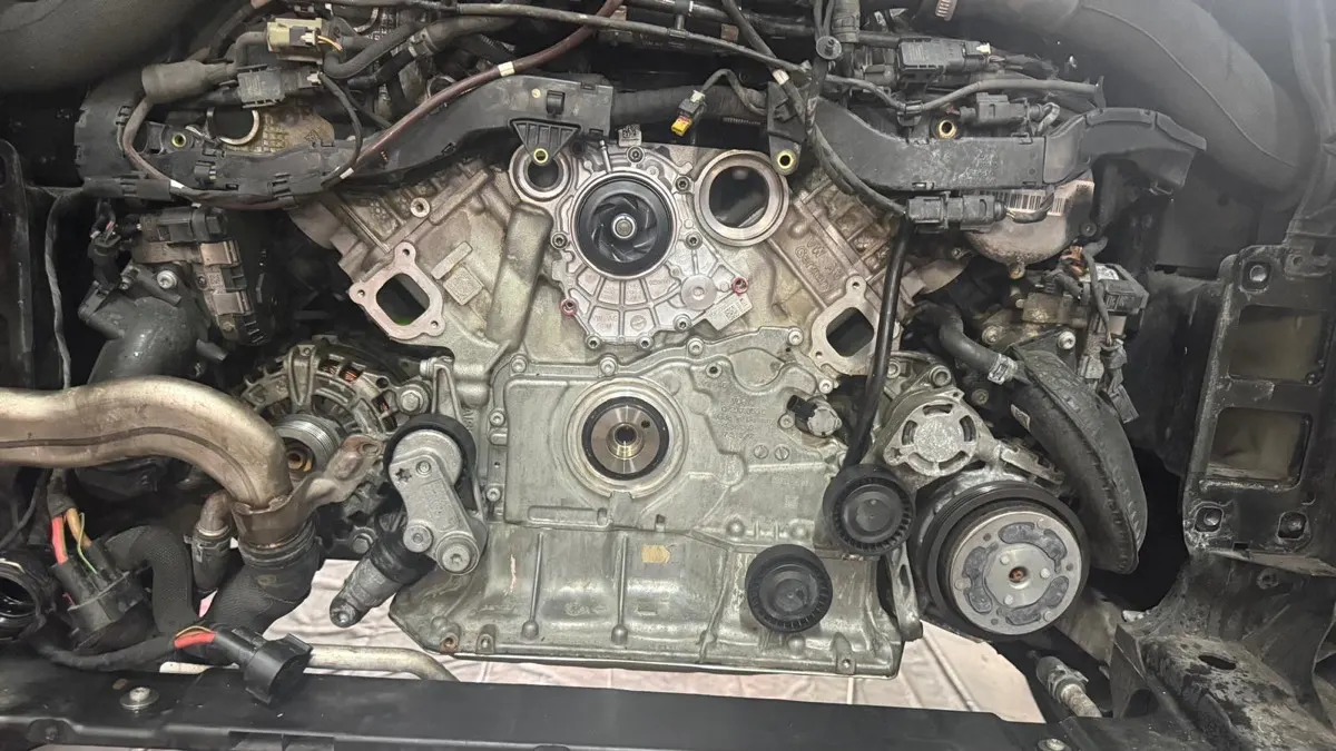 Compartimento do motor durante serviço mecânico